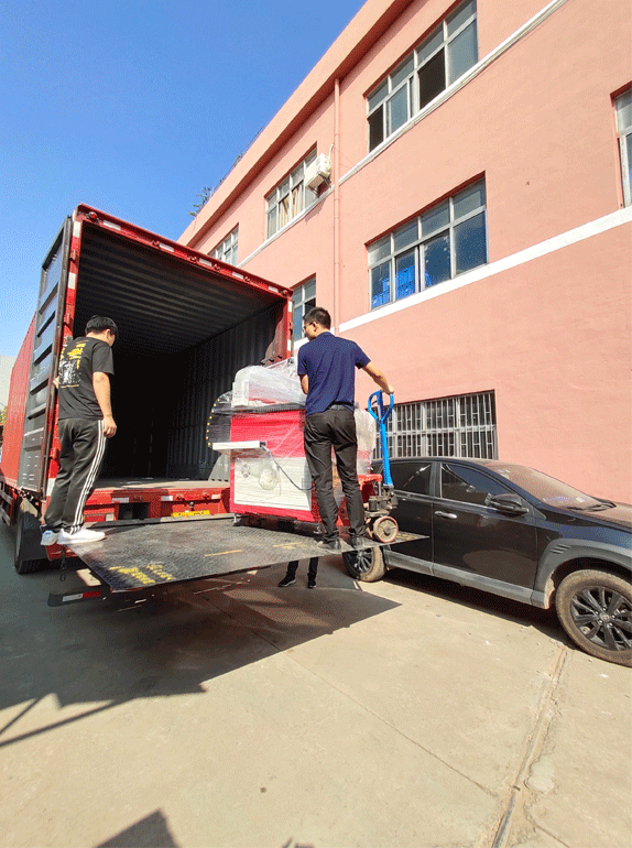 數(shù)控鉆孔機終于裝上車啦！